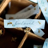 Этикетка тканая "beeloved" 20*70мм, 100% полиэстер, Acufactum Ute Menze, 35282